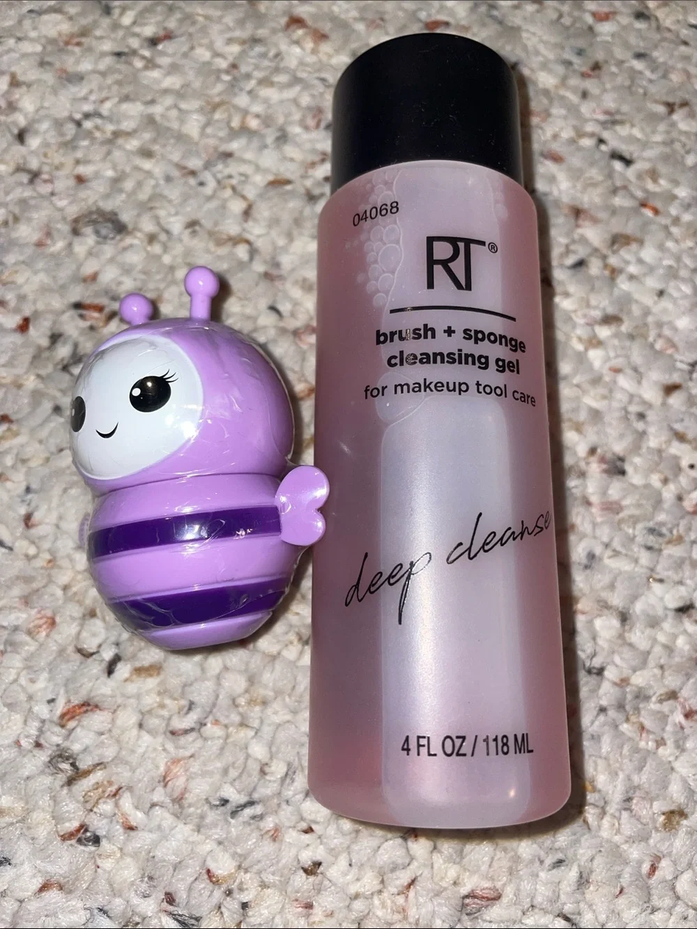 Real Techniques Brush + Sponge Cleansing Gel & lipbalm bee :)